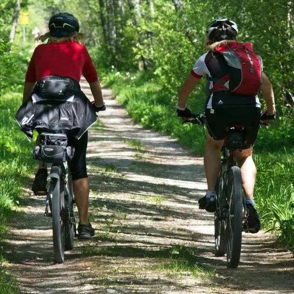 Dos ciclistas montando en bicicleta en una actividad de turismo de aventura.