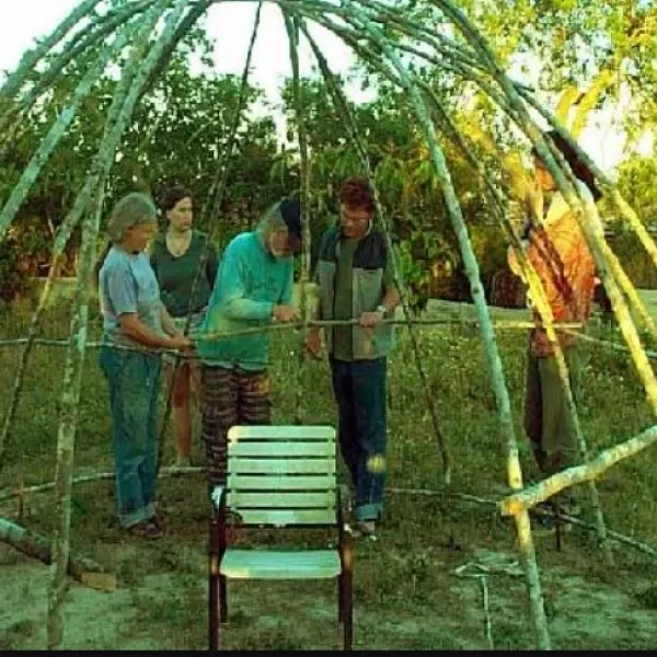 Familiar preparando el invernadero de permacultura FalconBlanco en Ibiza