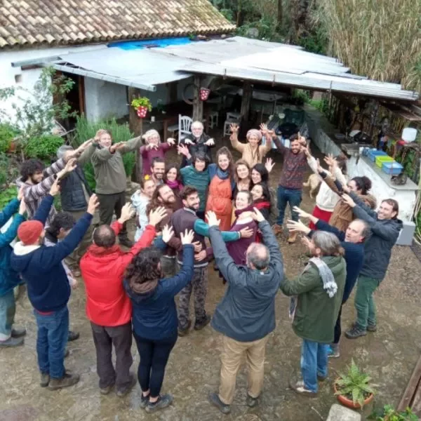 Grupo de personas celebrando en Molino de Guadalmesí, ubicado en Tarifa, Cádiz (Andalucía) en España