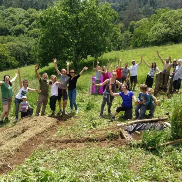 Grupo de personas en un huerto de permacultura, AGRhumus en Asturias.