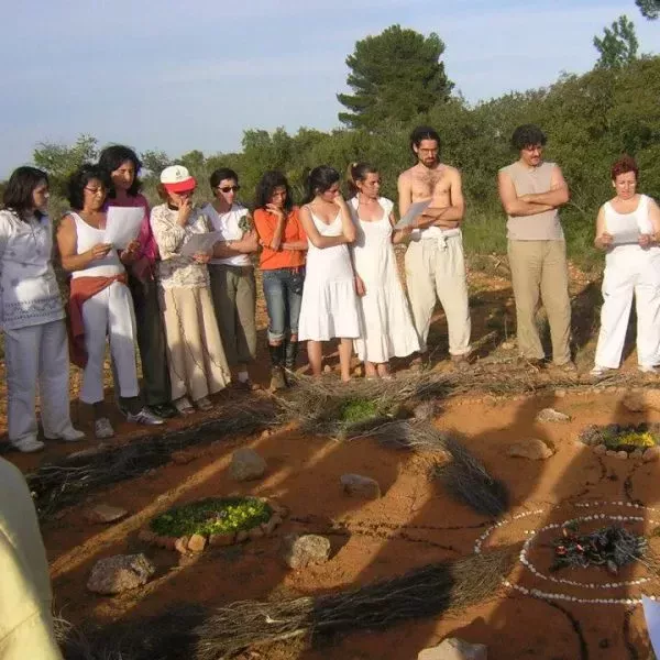 Ecoaldea Valencia Shakti. Integrantes alrededor de un circulo de permacultura.
