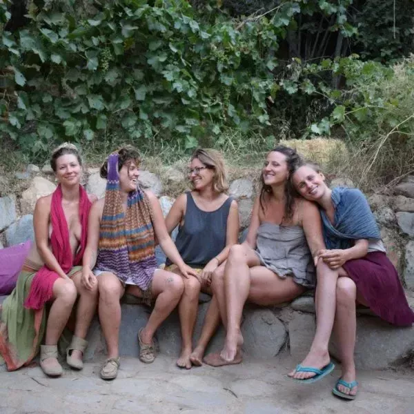 Mujeres sentadas en aldea alternativa Valle de Sensaciones, ubicada en Cádiar, Granada (Andalucía), España.