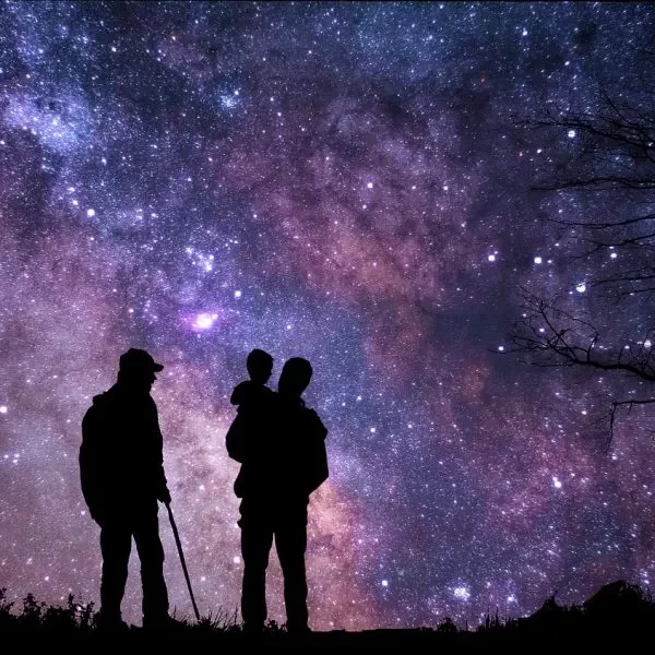 Familia viendo las estrellas en una experiencia sideral.