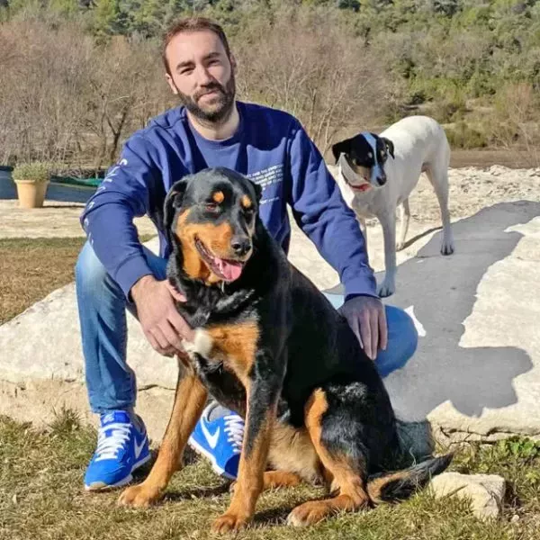 Gerard Bofill con sus perros en la propuesta de ecoturismo Can Buch.