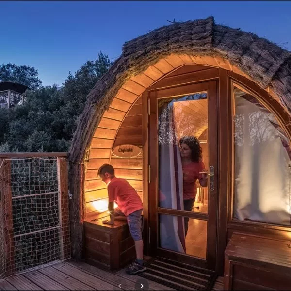 Cabaña en los Árboles - Monte Holiday Ecoturismo, ubicado en Gargantilla del Lozoya, Madrid.